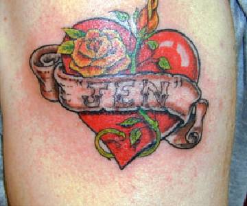 el tatujae de un corazon rojo con rosas