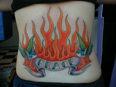 Tattoo mit Flamme und Spatzen und Inschrift &quotAnmut"