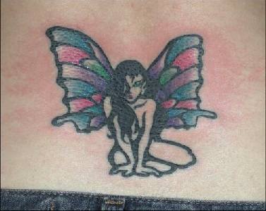 El tatuaje de una hada con alas coloradas