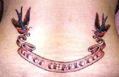 Inschrift &quotGute Charlotte" mit Spatzen Tattoo