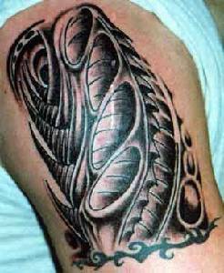 El tatuaje biomecanico hecho en el brazo