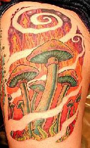 Magische Pilze farbiges Tattoo