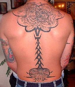 el tatuaje de una pareja de togres en una traceria tribal hecho en la espalda en color negro