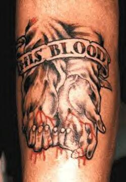 el tatuaje &quotsu sangre" con las manos de Cristo sangrando