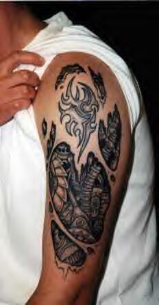 El tatuaje tribal biomecanico hecho en el hombro