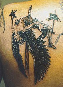 El tatuaje de un angel torturado hecho en la espalda