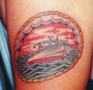 El tatuaje de un barco en el mar hecho dentro de un circulo de tracería
