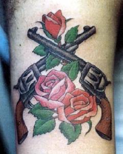 Echte  Pistolenand und  Rosen Tattoo in Farbe