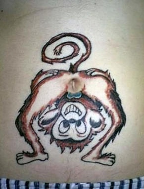 Tatuaje de un mono con culo en lugar de ombligo