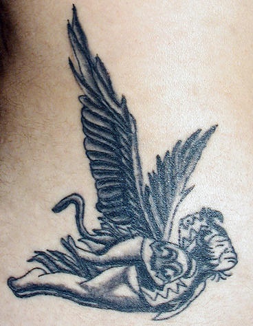 Tattoo von fliegendem Affe auf dem Gesäß