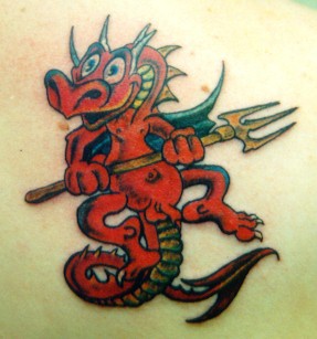 cartone animato drago rosso tatuaggio