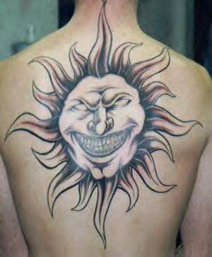 Tatuaje del sol con aspecto humano en la espalda