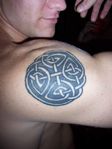 Quartärer keltischer Knoten Tattoo