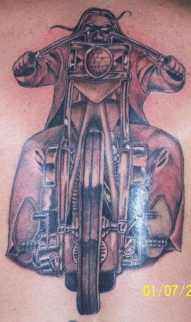 cavaliere solitario su moto tatuaggio particolare