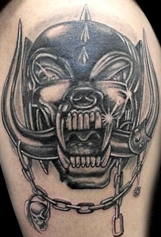 Calavera del monstruo en el casco tatuaje en tinta negra