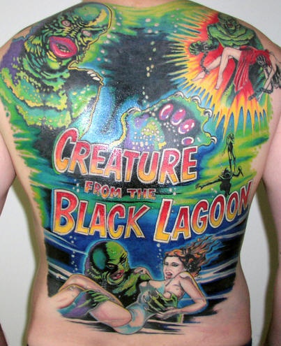 el tatuaje del litrero de &quotla mujer y el monstruo" hecho e toda la esplada en muchos colores