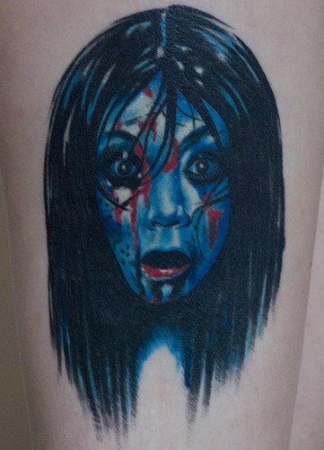 el tatuaje de la niña de la pelicula de horror &quotla señal"