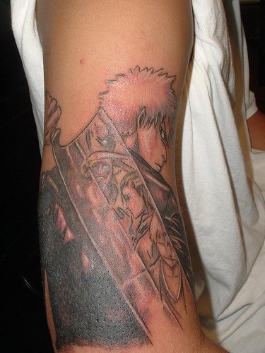 El tatuaje con el personaje de la caricarura japonesa &quotdevil may cry"