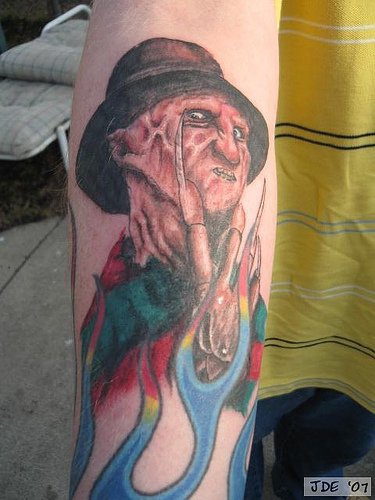 el tatuaje detallado y realista de freddy krueger hecho en color
