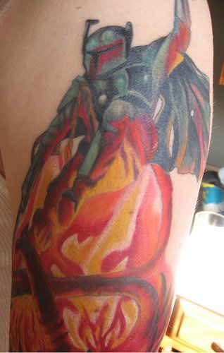 el tatuaje de Boba fett de &quotstar wars" en las llamas de fuego