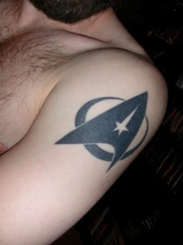 el tatuaje del logotipo de &quotstar trek" hecho en el hombro