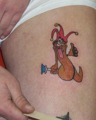 Tatuaje Mr Poo como un buffon