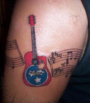 chitarra in stile americano con le note tatuata