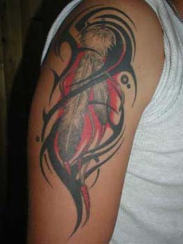 el tatuaje tribal con las plumas hecho  en el hombro