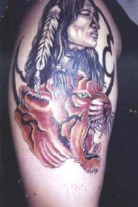 Ragazza nativa americana e tigre tatuaggio