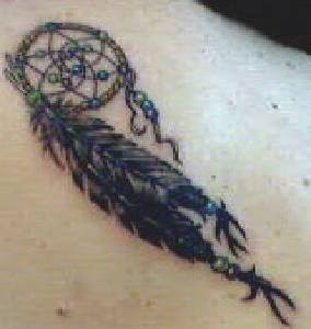 el tatuaje pequeño de un atrapasueños hecho en color negro