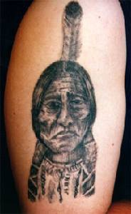 Capopopolo indiano con piuma tatuaggio