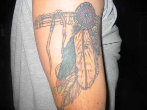 Tatuaje en el brazo de un nativo americano.