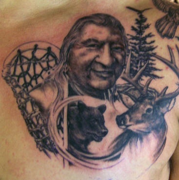 Le tatouage d&quotAmérindiens avec un ours et un cerf