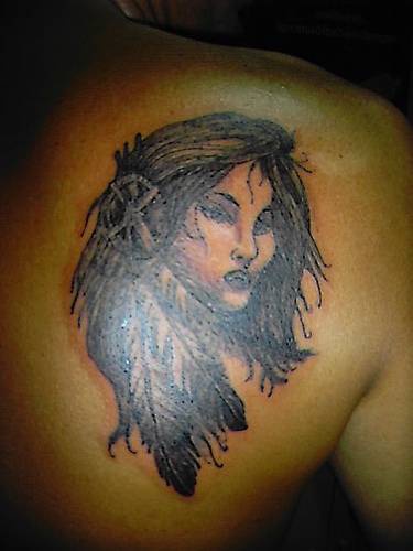 tatuaje de una mujer indiana hecho en la espalda