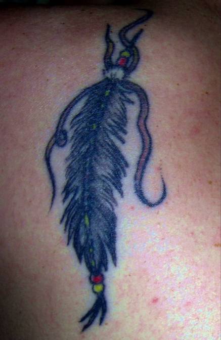 el tatuaje de un talismano de indianos hecho con una pluma