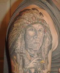 el tatuaje de hombro con un jefe de los indios viejo con corona de plumas