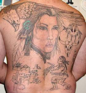 Ragazza e aquila con indiani tatuaggio sulla schiena