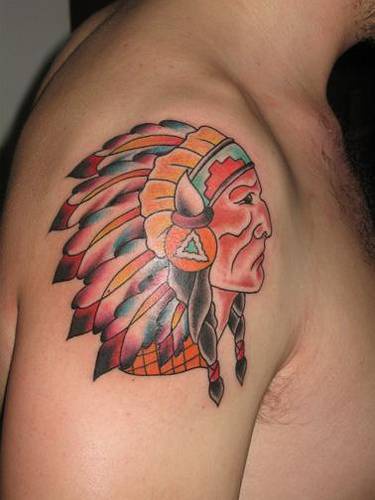 Profilo di capopopolo indiano tatuaggio colorato