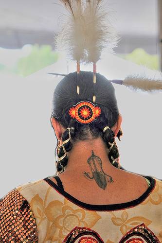 Tatuaggio nativo americano con piume sul collo