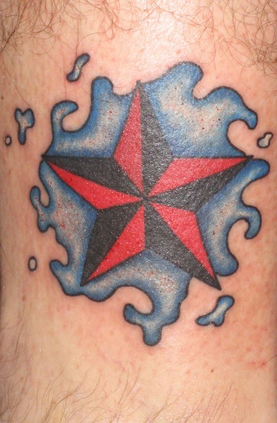 Stella rossa sull&quotacqua tatuaggio