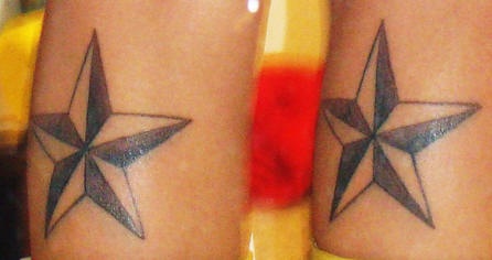Due stelle navile tatuaggio sulla gamba