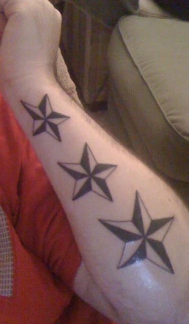 Tre stelle navile tatuaggio sul braccio