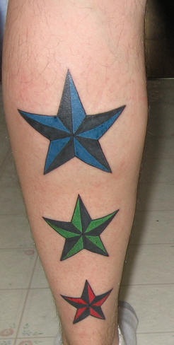 Tatouage des étoiles bleue, verte et rouge