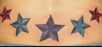 el tatuaje de cinco estrellas nauticas coloradas