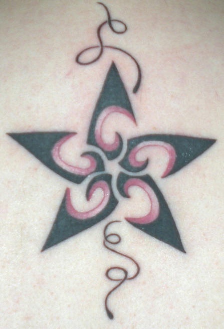 Tatuaje con estrella negra con tracería