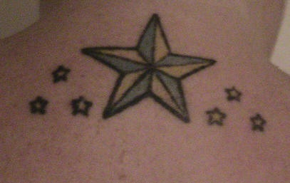 el tatuaje de una estrella grande con las estrellas pequeñas alrededor