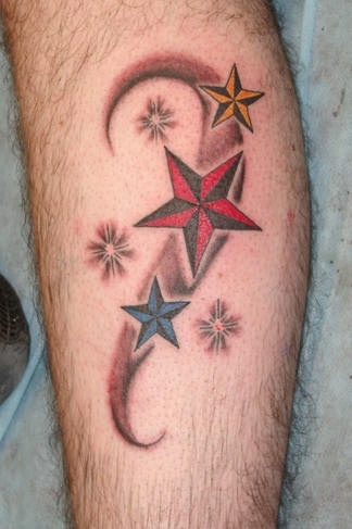 el tatuaje con las estrellas nauticas de diferentes colores con una traceria