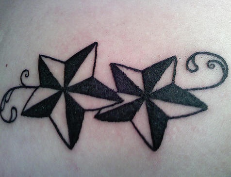el tatuaje femenino de dos estrellas nauticas con una pequeña traceria