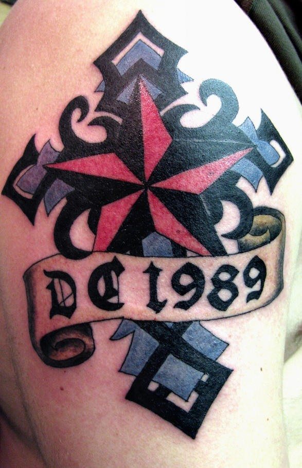 el tatuaje tribal de una estrella nautica sobre una cruz