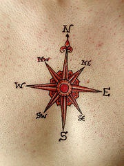 el tatuaje de la aguja de marear detallada de color rojo